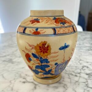 Porcelain Chinese Vase. Nice condition